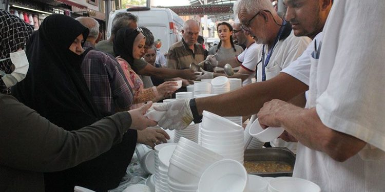 Bursa’da tarihi pazarda 30 yıllık gelenek bozulmadı