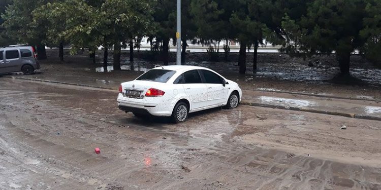 Mudanya’da selden geriye çamur kaldı