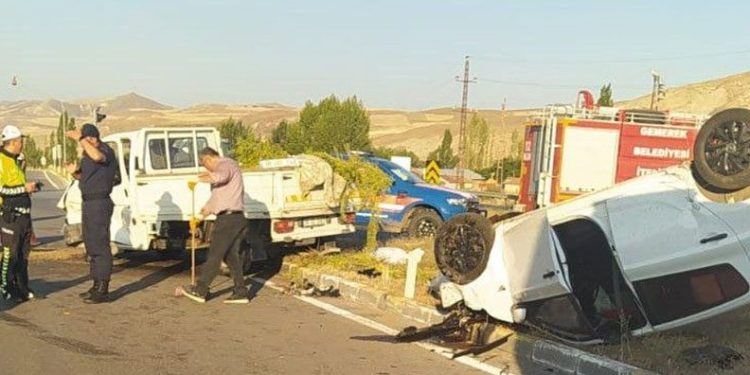 Sivas’ta kamyonet ile otomobil çarpıştı: 3 yaralı