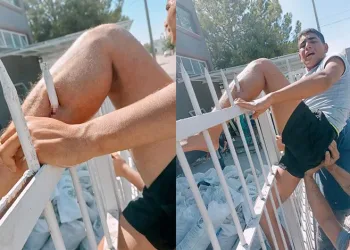 Bacağına korkuluk demiri saplandı