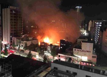 Japonya’da tarihi çarşıda yangın