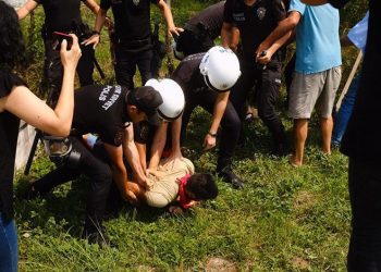 Mezarlıktaki gösteriye 9 gözaltı