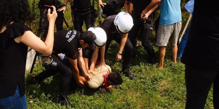 Mezarlıktaki gösteriye 9 gözaltı