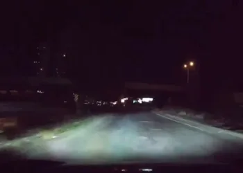 Bursa’da viraja hızlı giren otomobil duvara çarptı