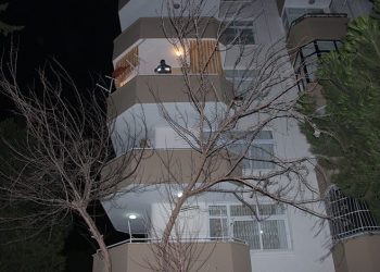 Balkondan düşen genç kız hayatını kaybetti