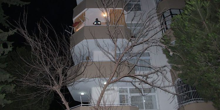 Balkondan düşen genç kız hayatını kaybetti