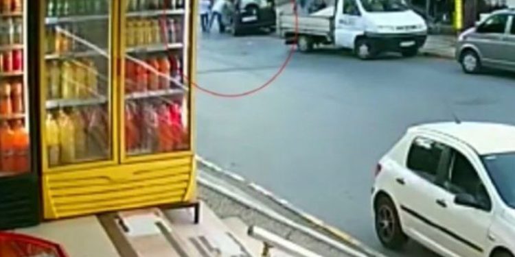 İstanbul’da çaldıkları telefonu satarken yakalandılar