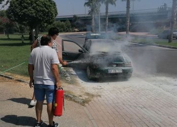 Antalya’da otomobili aniden alev aldı