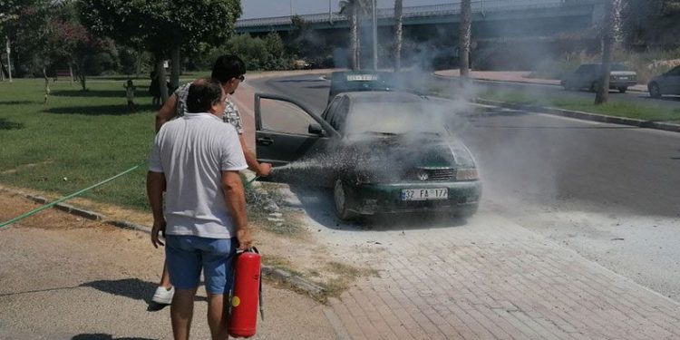 Antalya’da otomobili aniden alev aldı