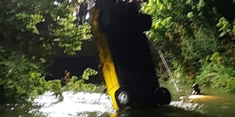 Eskişehir’de otomobil sulama kanalına uçtu