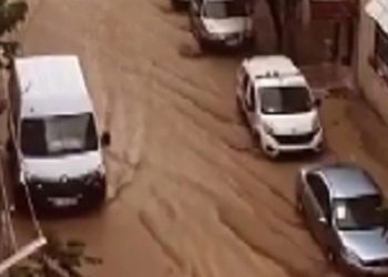 İzmir’i ikinci kez sağanak vurdu