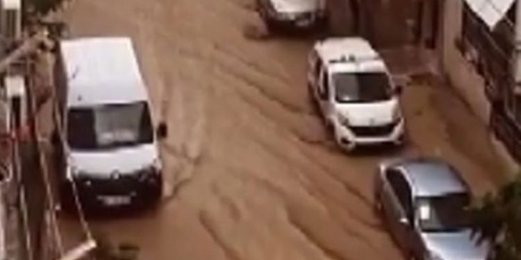 İzmir’i ikinci kez sağanak vurdu