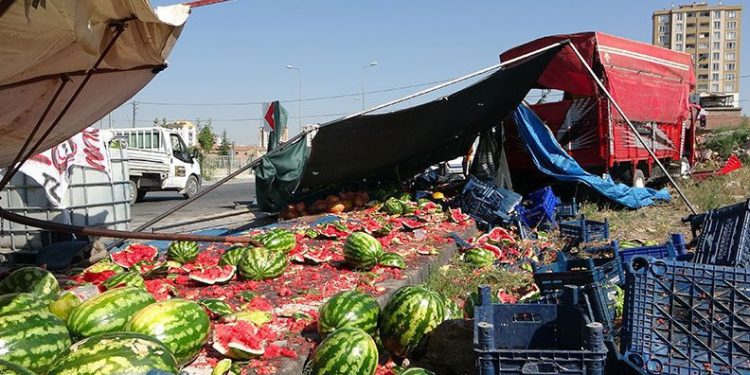 Kayseri’de otomobil karpuz tezgahına daldı: 1 ölü