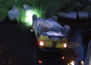 Zonguldak’ta kamyonete çarpmamak için dereye uçtu