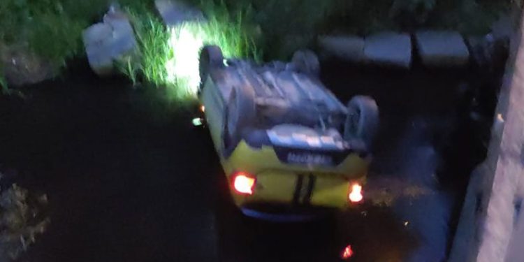 Zonguldak’ta kamyonete çarpmamak için dereye uçtu