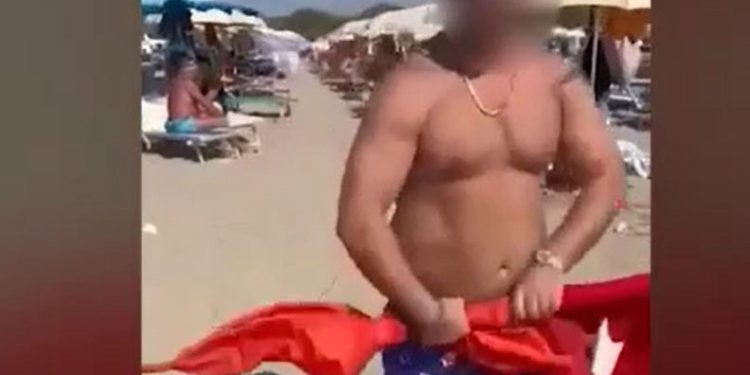 Arnavutluk’ta Türk bayrağına çirkin saldırı