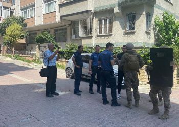 Kendini eve kilitleyip tehditler savurdu