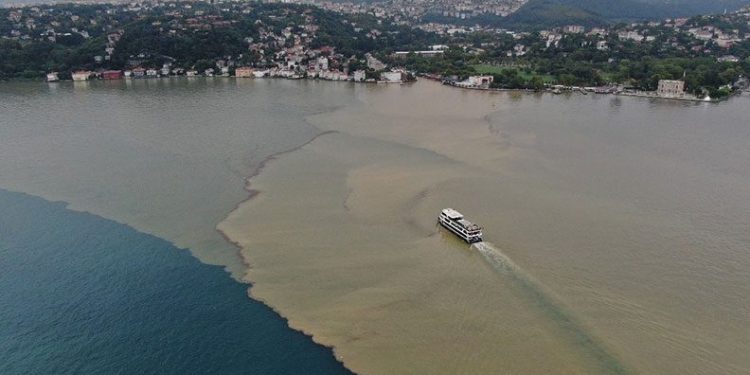 Sağanak yağış sonrası İstanbul Boğazı çamura bulandı