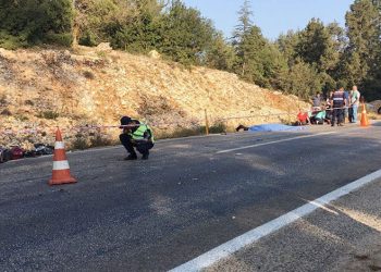 Kamyonetle motosiklet çarpıştı: 1 ölü, 1 yaralı