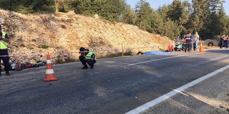 Kamyonetle motosiklet çarpıştı: 1 ölü, 1 yaralı