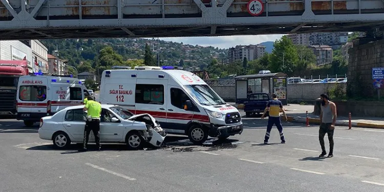 Otomobil ile ambulans çarpıştı: 3 yaralı