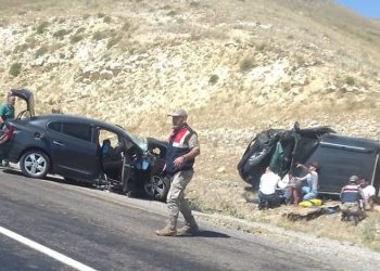 İki otomobil kafa kafaya çarpıştı: 4 yaralı