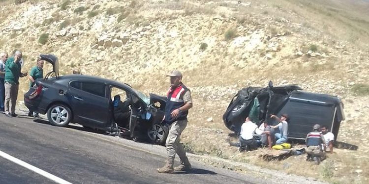 İki otomobil kafa kafaya çarpıştı: 4 yaralı