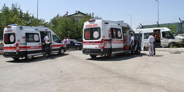 Elazığ’da öğrenci minibüsü ile otomobil çarpıştı: 5 yaralı