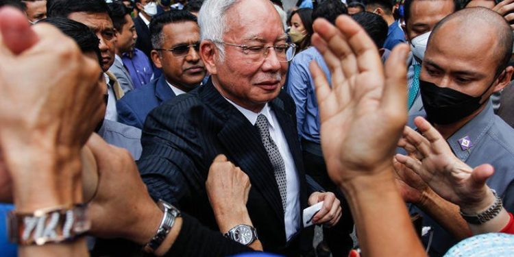 Eski Malezya Başbakanı’na 12 yıl hapis