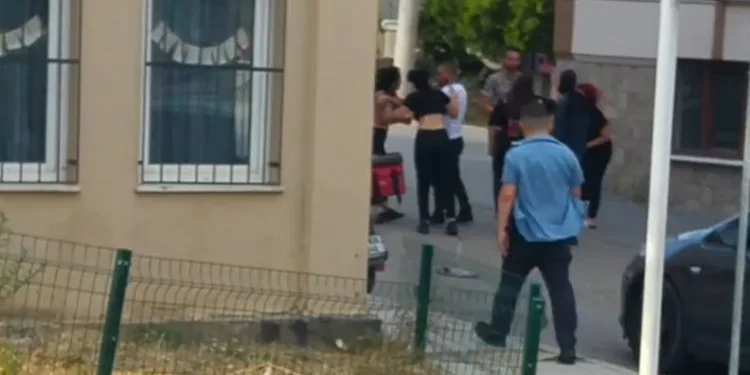 Bursa’da genç kızlar birbirine girdi