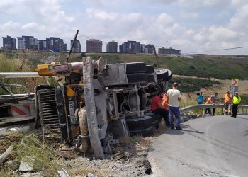 İstanbul’da beton mikseri devrildi: 2 yaralı