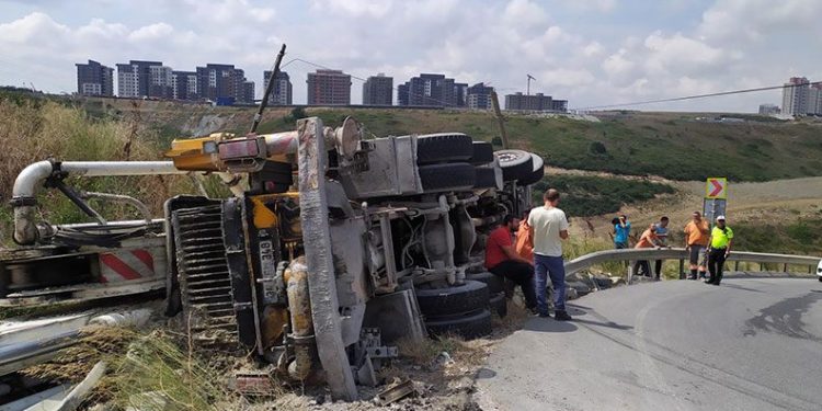 İstanbul’da beton mikseri devrildi: 2 yaralı