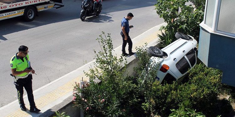 Sinop’ta otomobil apartman boşluğuna düştü: 4 yaralı