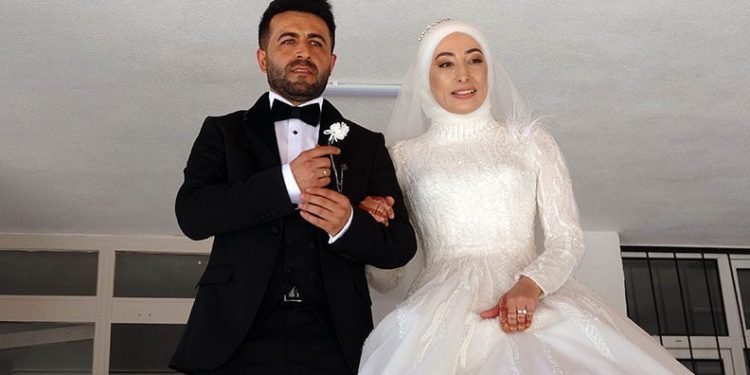 Yozgat’ta öğretmenlik mülakatına gelinliği ile girdi