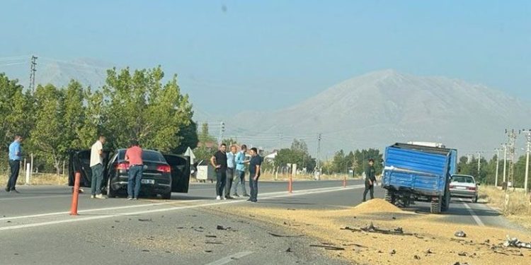 Otomobil römorka arkadan çarptı: 4 yaralı