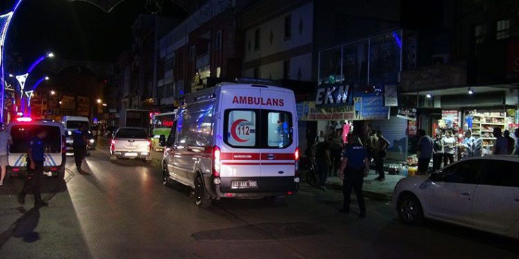 Kazara kardeşini bıçakladı