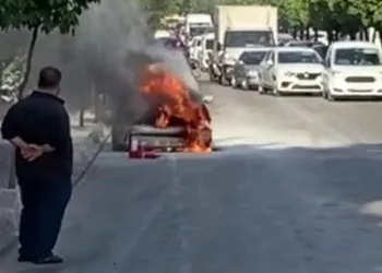Adana’da yanan otomobili film gibi izledi
