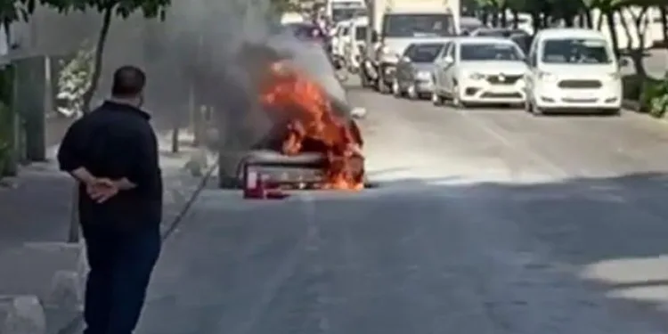 Adana’da yanan otomobili film gibi izledi