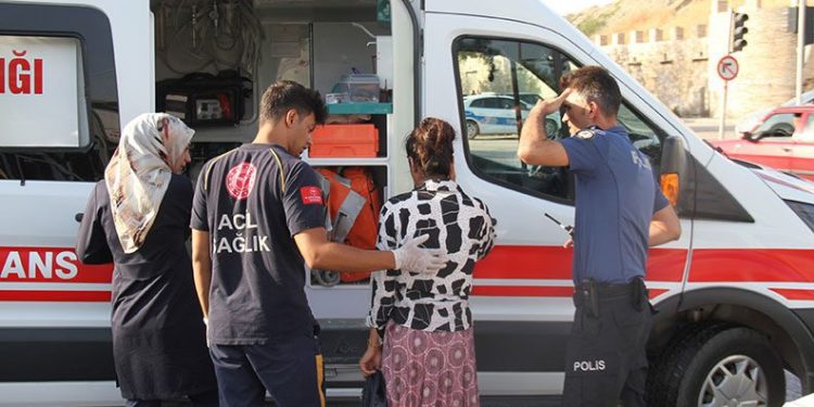 Elazığ’da yolcu minibüsü ile otomobil çarpıştı: 8 yaralı