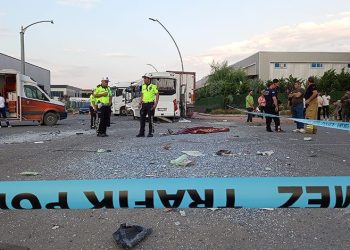 İşçi servisi ile tır çarpıştı: 1 ölü, 25 yaralı