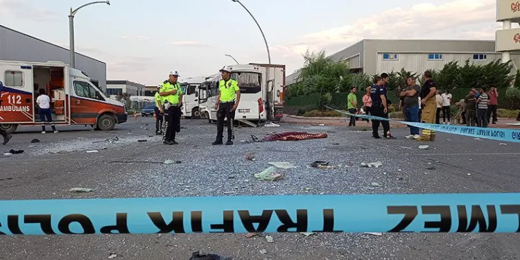 İşçi servisi ile tır çarpıştı: 1 ölü, 25 yaralı