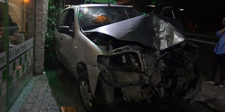 Otomobil aydınlatma direğine çarptı: 3 yaralı