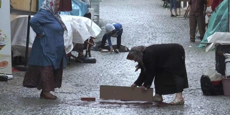 Eskişehir’de sağanak yağışı fırsata çevirip yolluğunu yıkadı