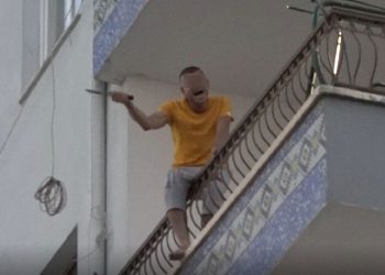 Çocuklarını odaya kilitledi, bıçakla dehşet saçtı