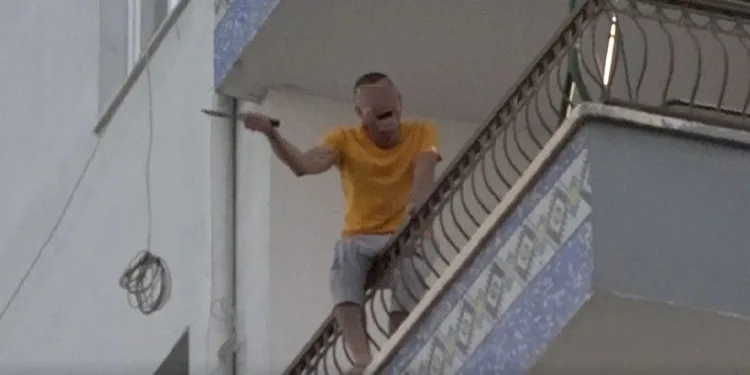 Çocuklarını odaya kilitledi, bıçakla dehşet saçtı