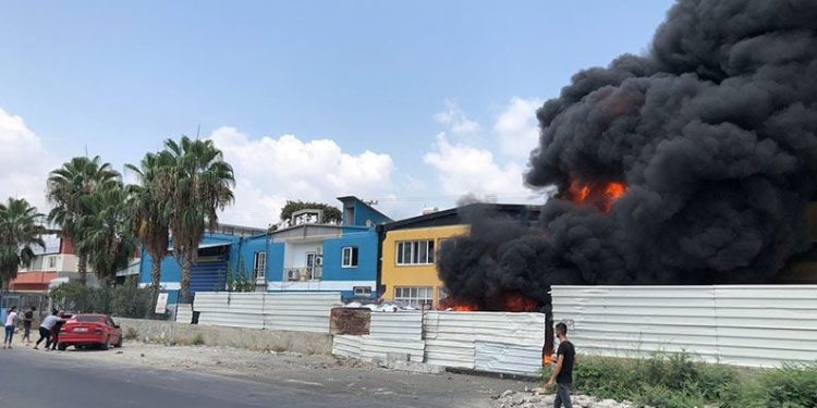 Mersin’de geri dönüşüm tesisinde yangın