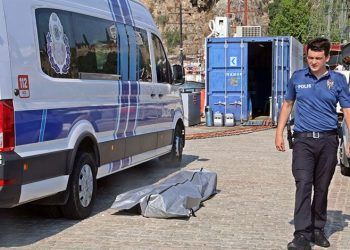 Antalya’da denizde erkek cesedi bulundu