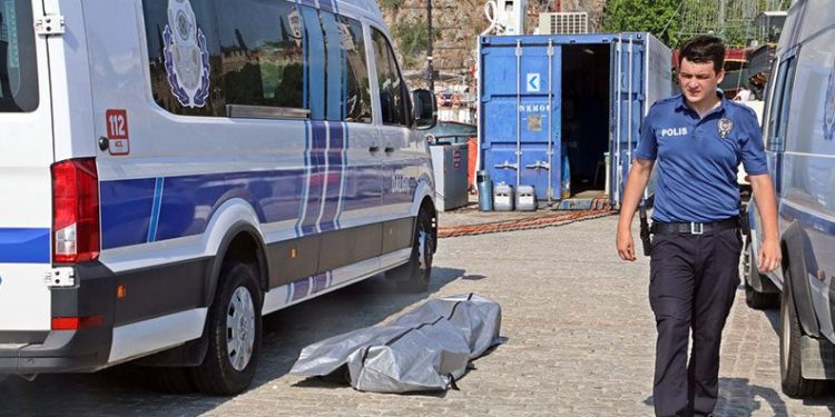 Antalya’da denizde erkek cesedi bulundu
