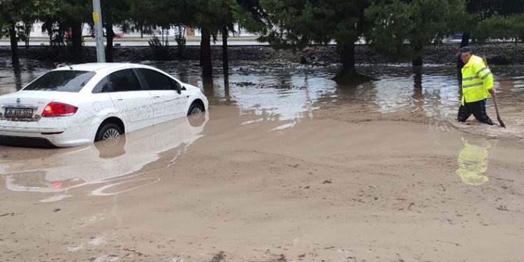 Bursa’da sağanak hayatı felç etti