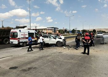 Otomobil kamyonla çarpıştı: 1 ölü, 2 yaralı